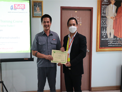มอบประกาศนียบัตรให้กับผู้ที่ผ่านการฝึกอบรม